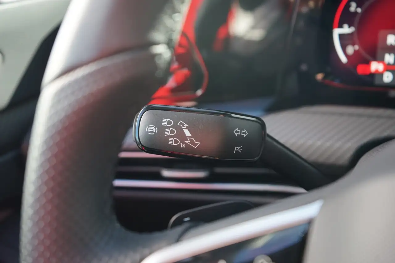 Volkswagen Golf VIII Variant R-Line eTSI LED Navi Kamera — معرض صور السيارة 25