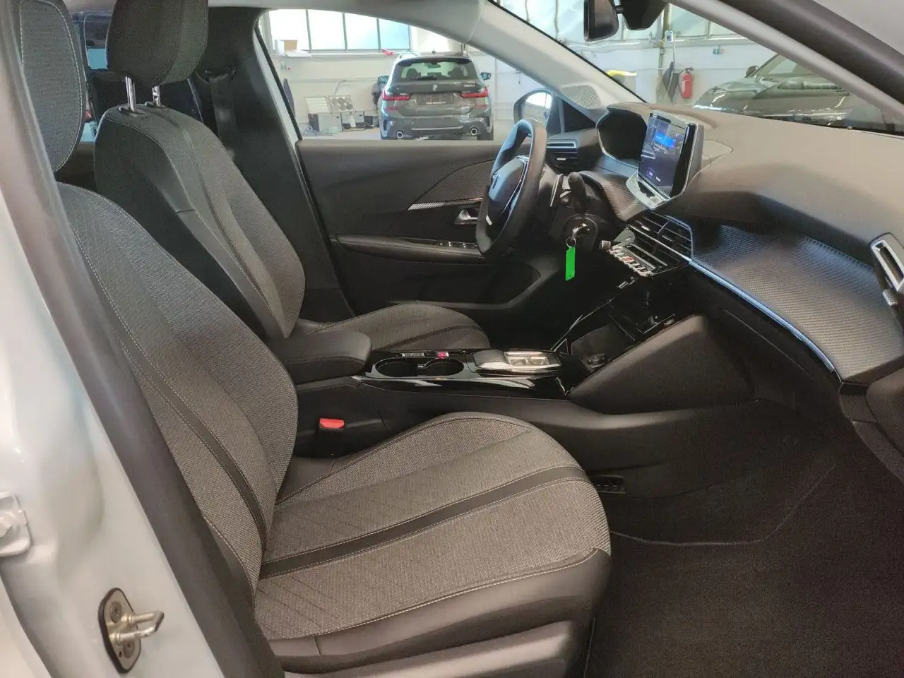 Peugeot 208 Allure Hybrid 100 e-DSC6 — Vehicle gallery 15