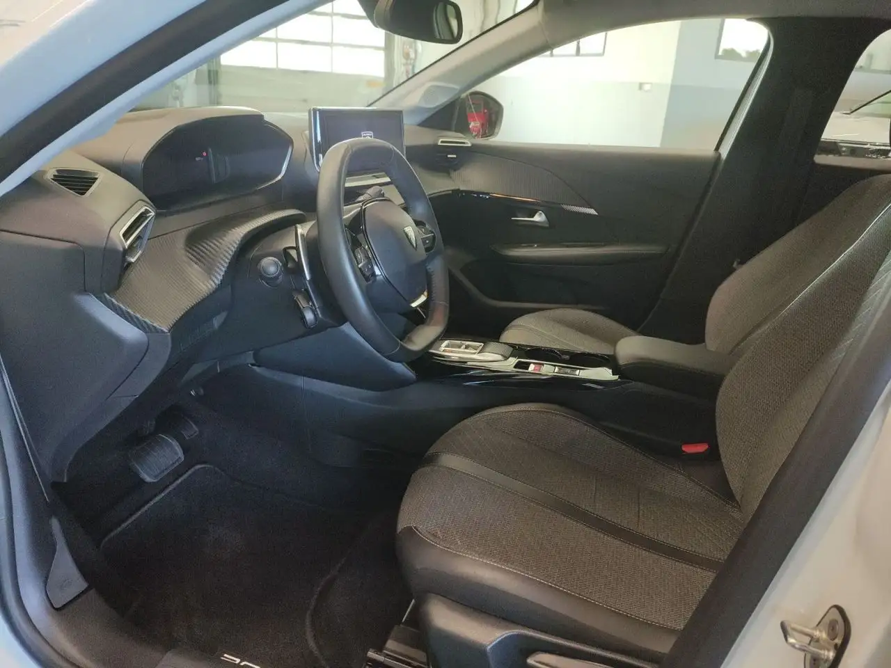 Peugeot 208 Allure Hybrid 100 e-DSC6 — Vehicle gallery 12