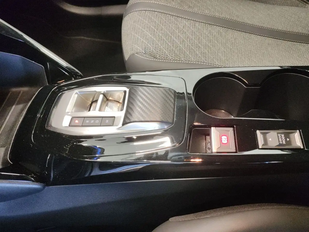 Peugeot 208 Allure Hybrid 100 e-DSC6 — Vehicle gallery 11