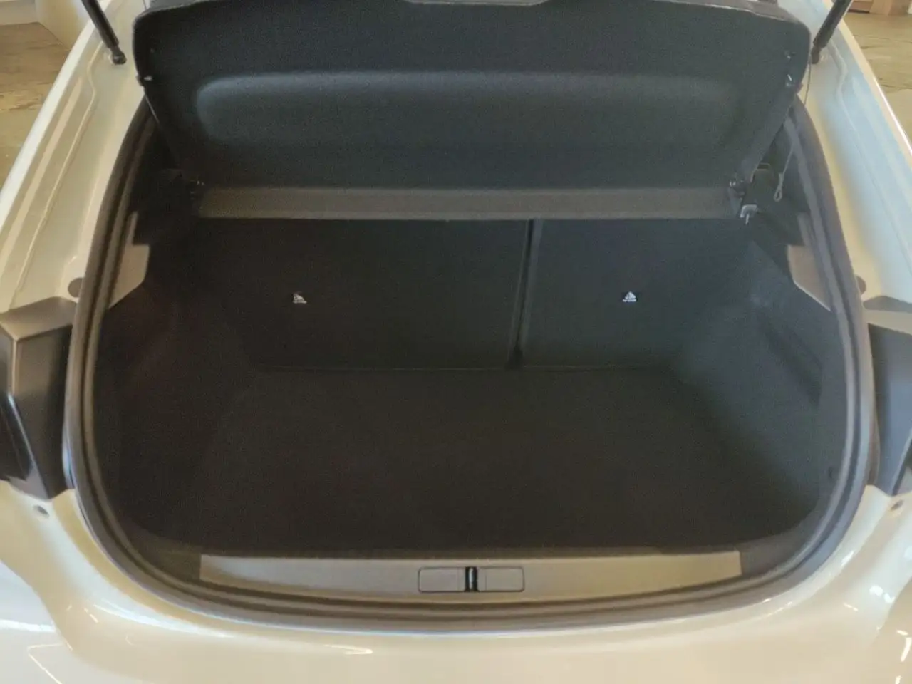 Peugeot 208 Allure Hybrid 100 e-DSC6 — Vehicle gallery 8