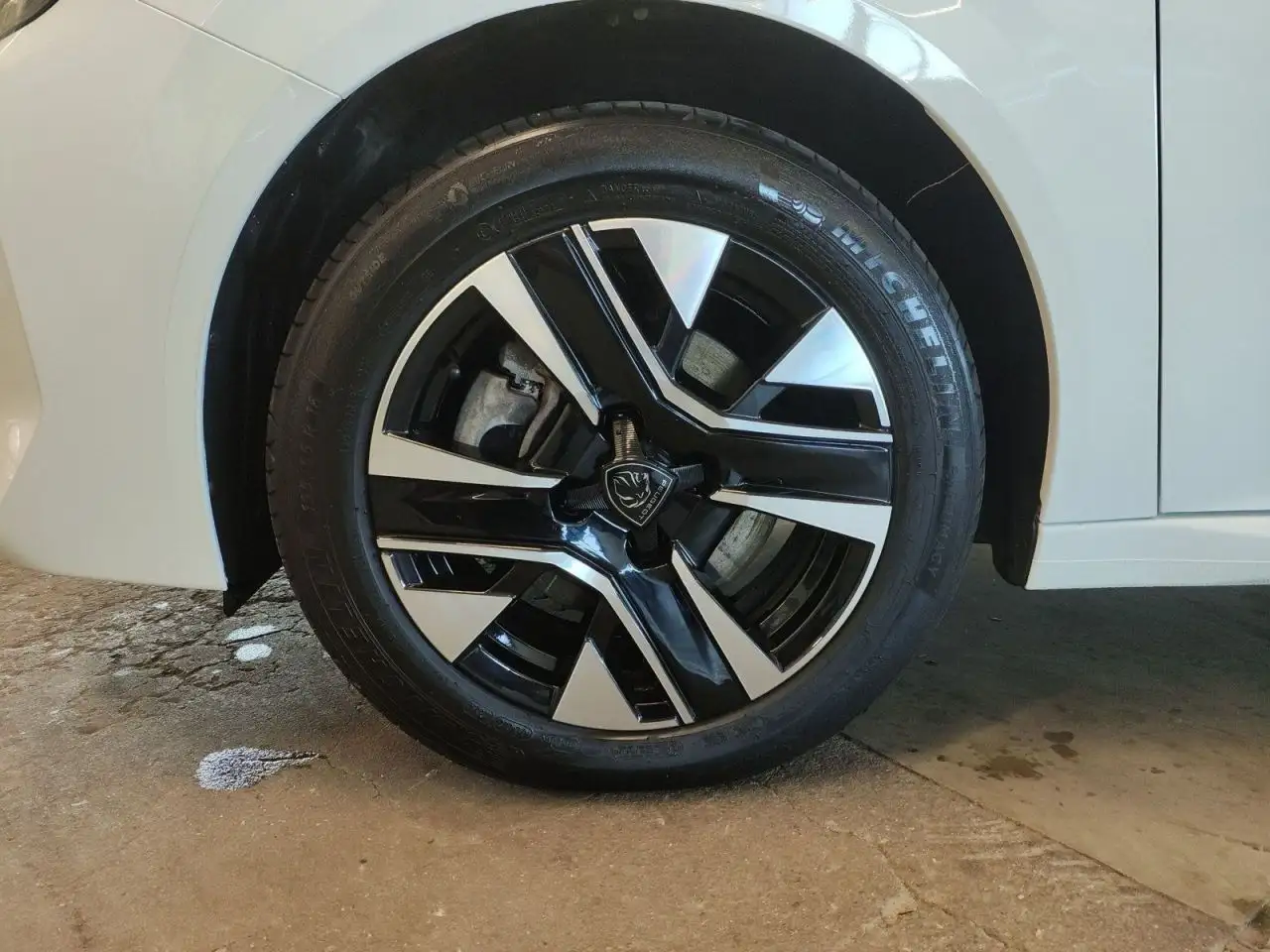 Peugeot 208 Allure Hybrid 100 e-DSC6 — Vehicle gallery 17