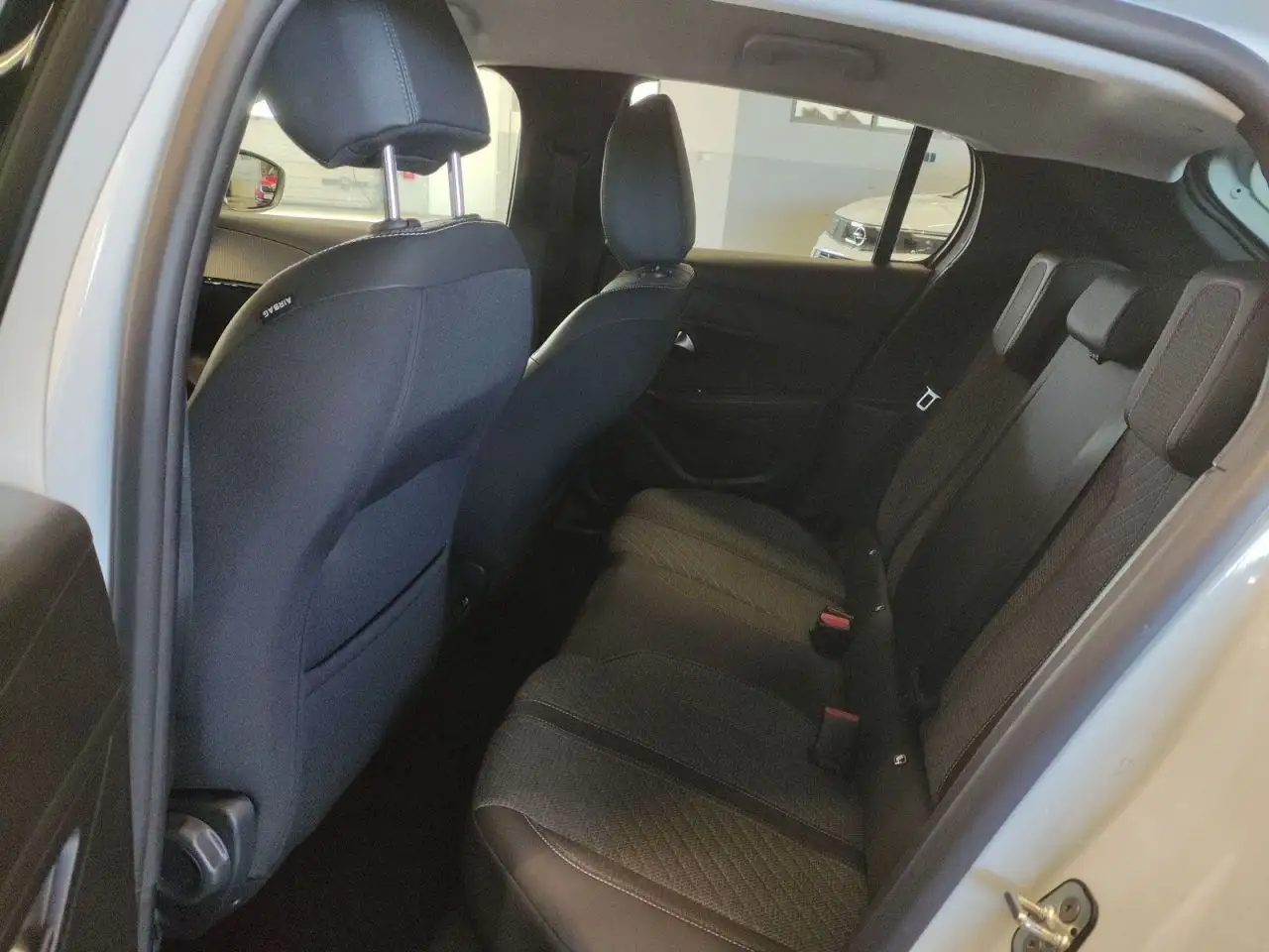 Peugeot 208 Allure Hybrid 100 e-DSC6 — Vehicle gallery 13
