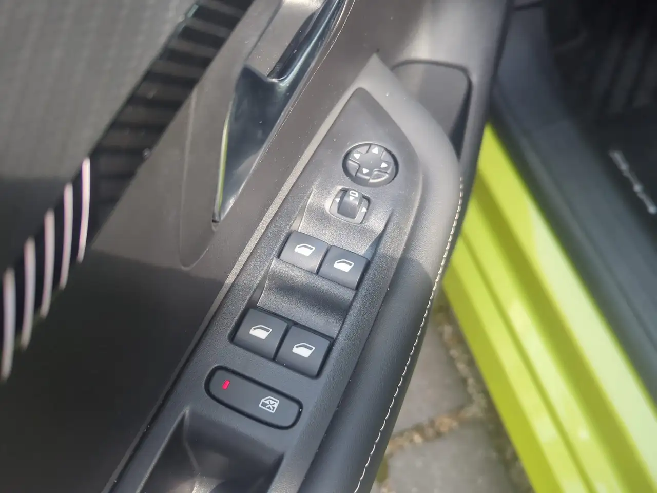 Peugeot 208 1.2 100 Allure LED+SHZ+KeyLess+KlimaA+PDC — Galería del vehículo 14