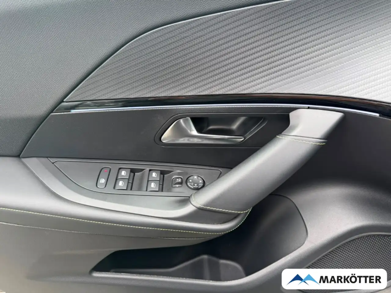 Peugeot 2008 GT 1.2 ACC/BLIS/360°/LED/KLIMA/NAV — معرض صور السيارة 10