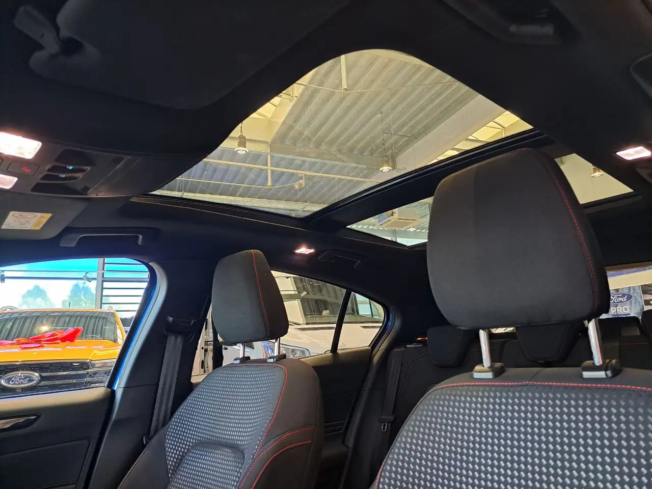 Ford Focus 1.0 EcoBoost ST-Line X LED Navi Pano Kamera — معرض صور السيارة 16