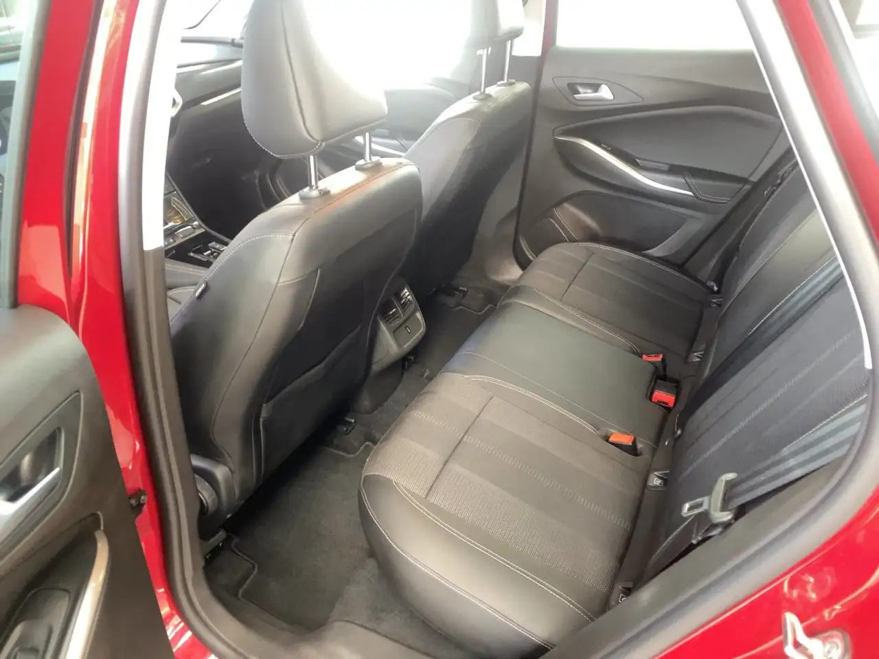 Opel Grandland 1.2 Turbo GS Line ACC+Navi+SHZ+Kam. — Galería del vehículo 10