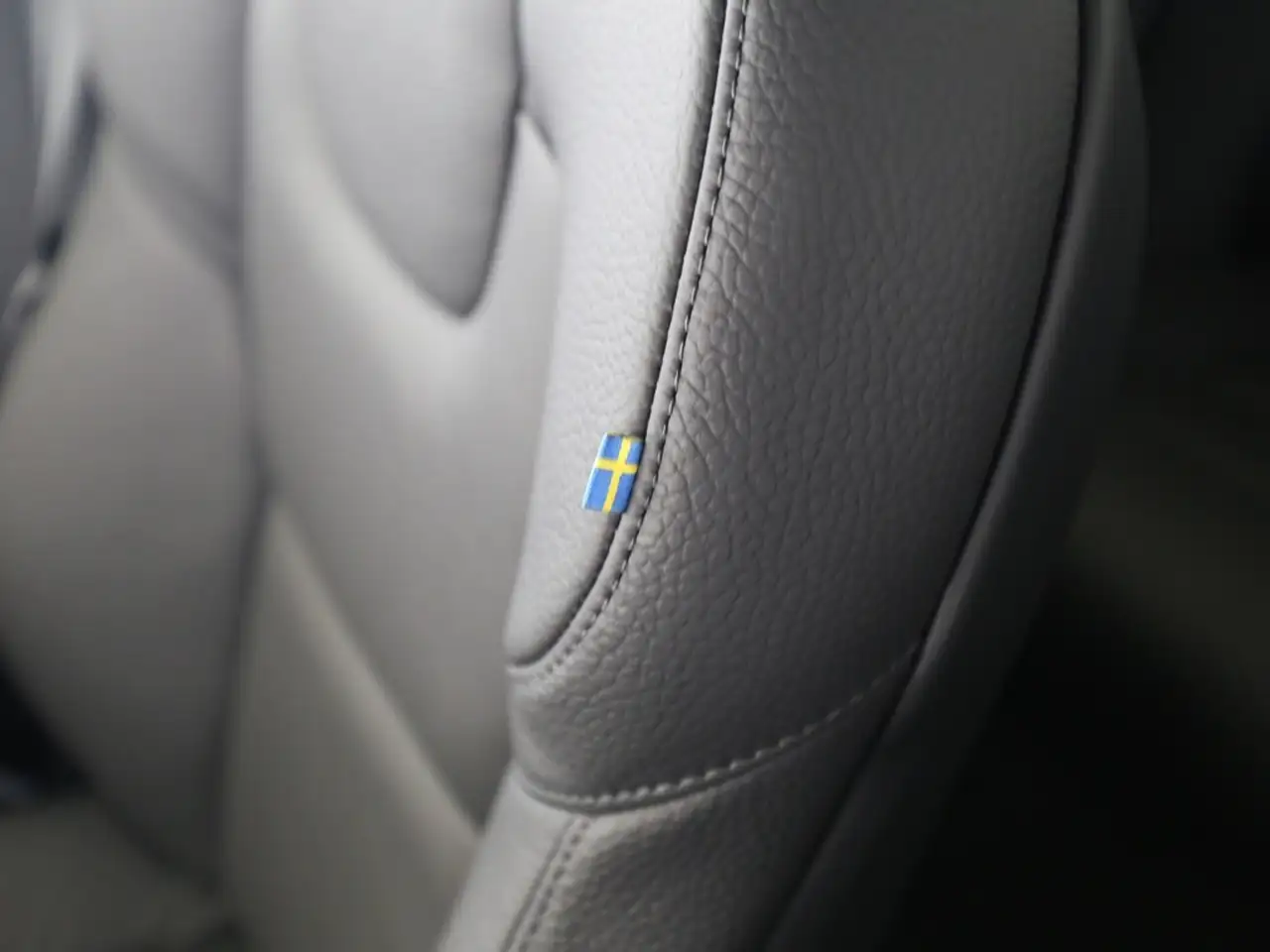 Volvo XC60 Plus Dark Recharge Plug-In Hybrid AWD T6 Twin Engi — معرض صور السيارة 14