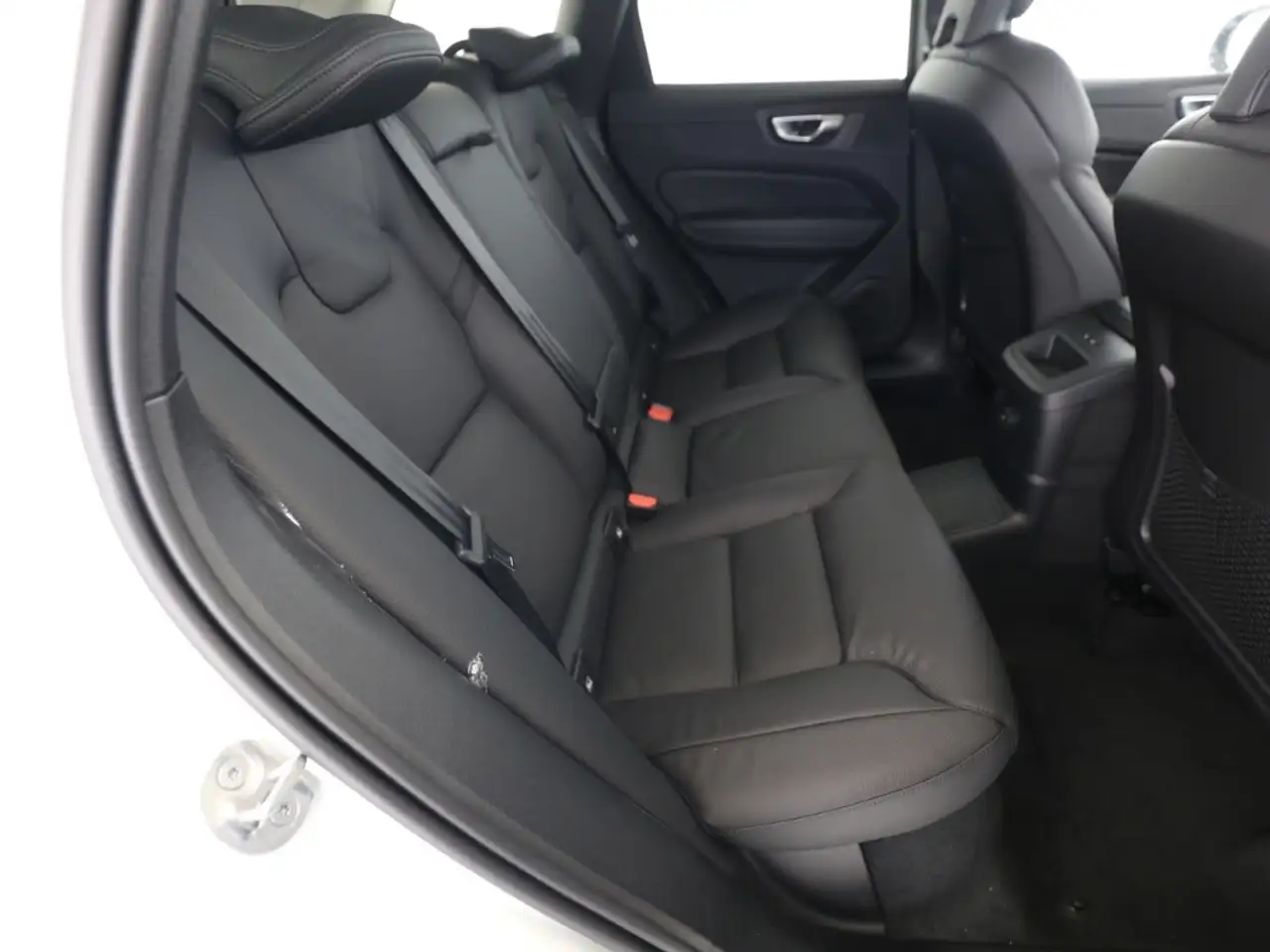 Volvo XC60 Plus Dark Recharge Plug-In Hybrid AWD T6 Twin Engi — معرض صور السيارة 7