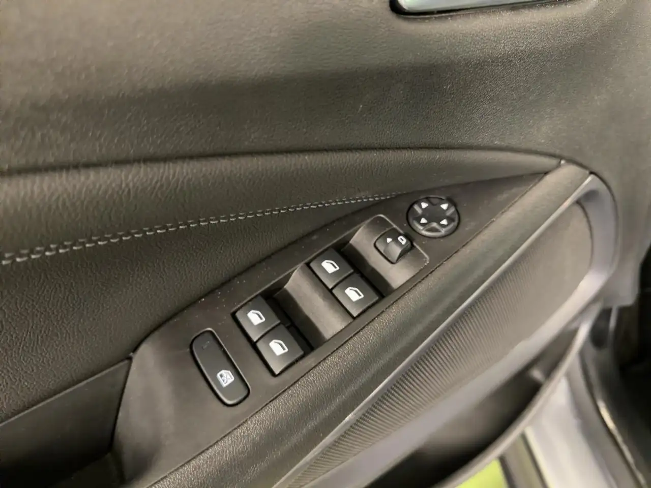 Opel Crossland 1.2 Turbo Elegance Paket LED+Navi+SHZ — معرض صور السيارة 16