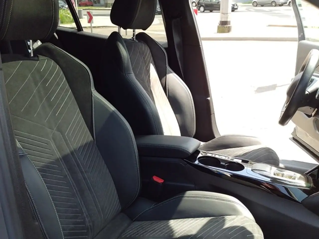 Peugeot 2008 GT PureTech 130 EAT8 — معرض صور السيارة 7