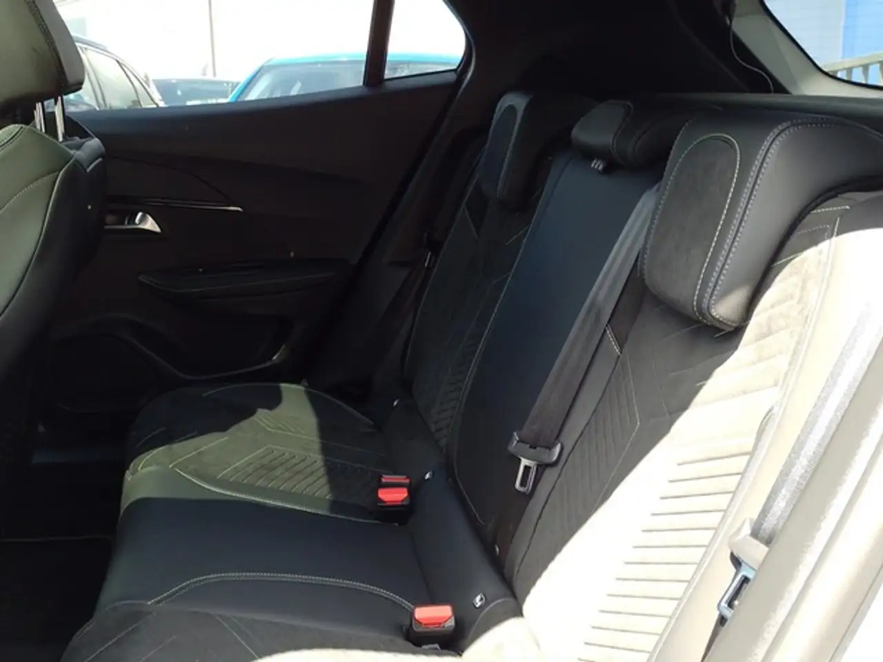 Peugeot 2008 GT PureTech 130 EAT8 — معرض صور السيارة 13