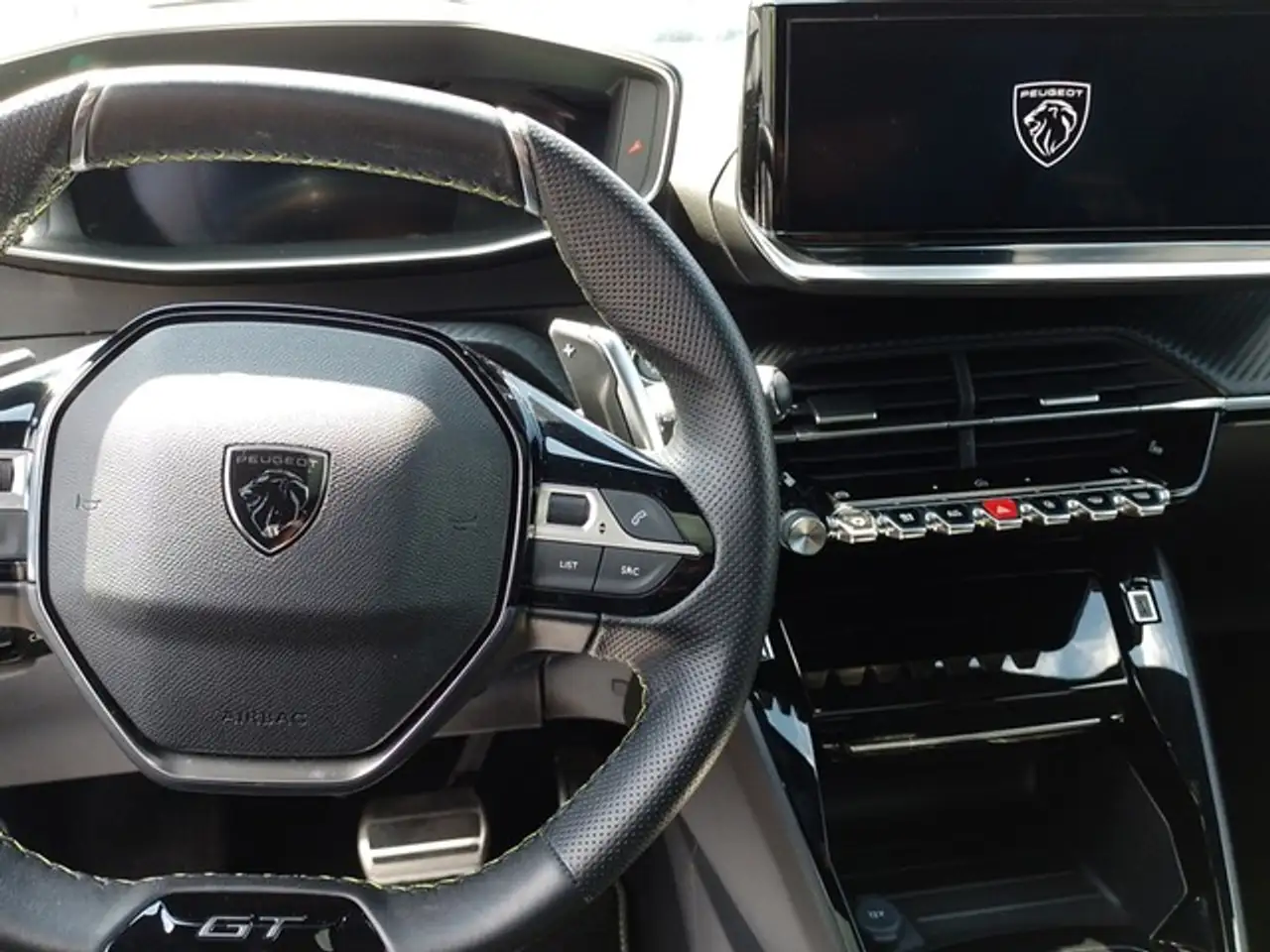 Peugeot 2008 GT PureTech 130 EAT8 — معرض صور السيارة 8