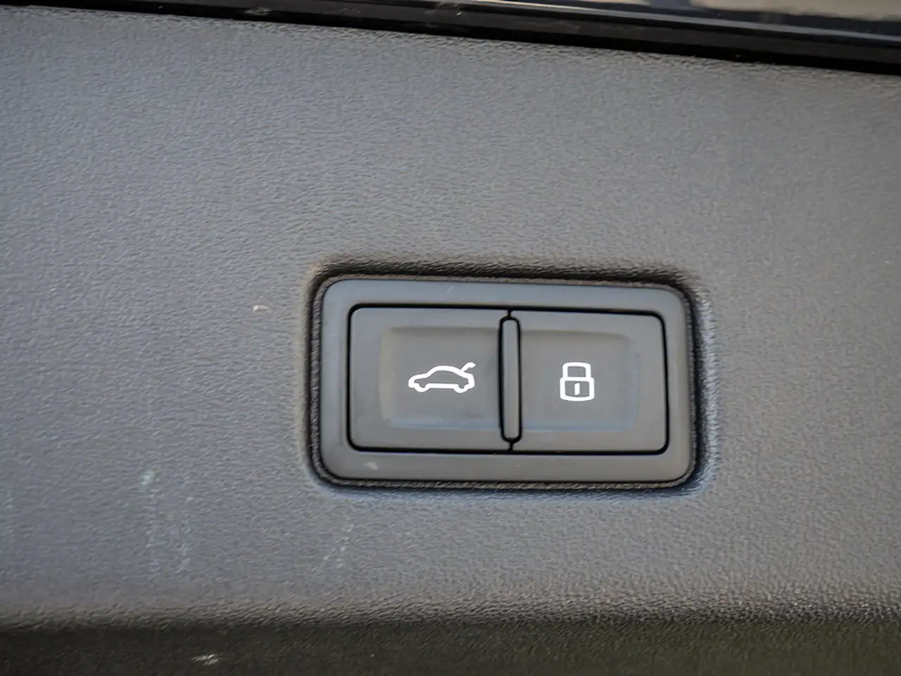 Audi Q4 e-tron 45 NAVI AHK MATRIX-LED 360° SONOS — معرض صور السيارة 15