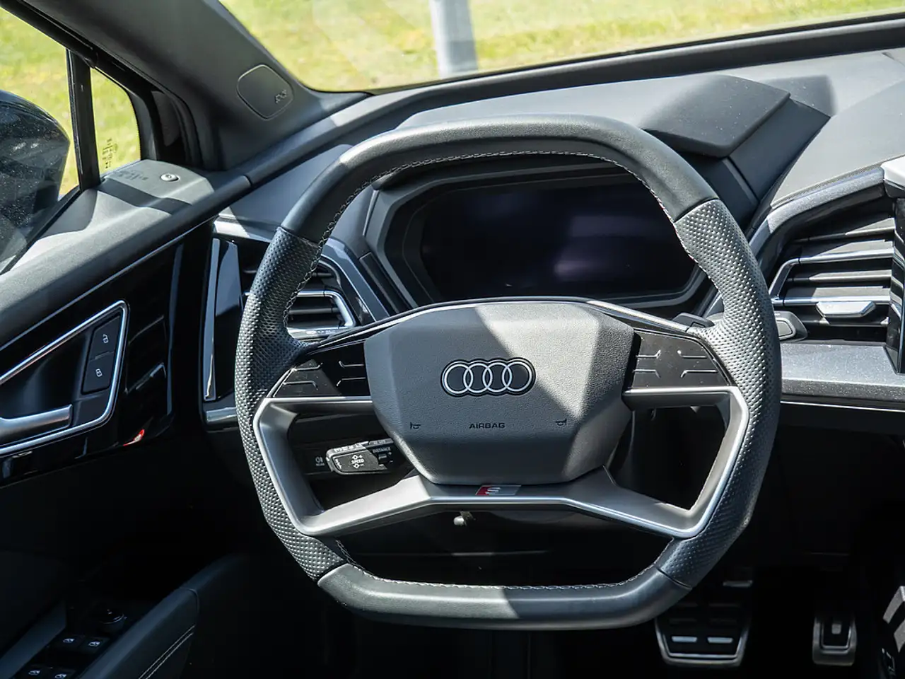 Audi Q4 e-tron 45 NAVI AHK MATRIX-LED 360° SONOS — معرض صور السيارة 7