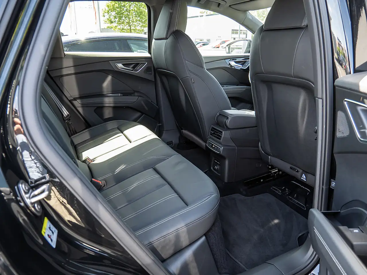Audi Q4 e-tron 45 NAVI AHK MATRIX-LED 360° SONOS — معرض صور السيارة 4