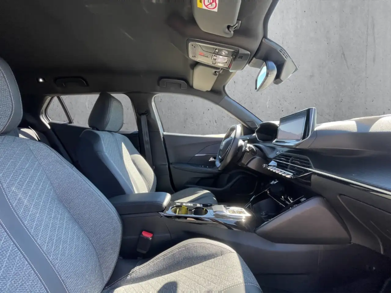 Peugeot 2008 Allure PureTech 130 EAT8 LED Apple CarPlay Android — معرض صور السيارة 13