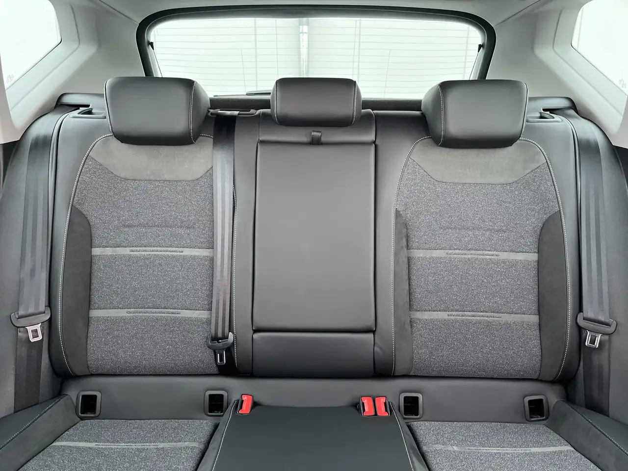 SEAT Ateca 1.5 TSI DSG Xperience 156€ m.20% Anz. Navi LED R — معرض صور السيارة 16