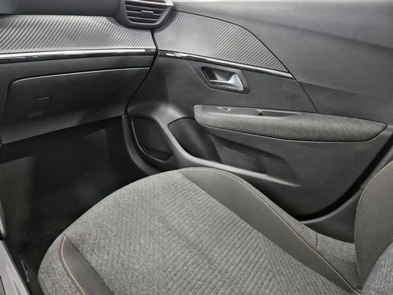 Peugeot 208 Style HYBRID 110 eDCS6 — معرض صور السيارة 27