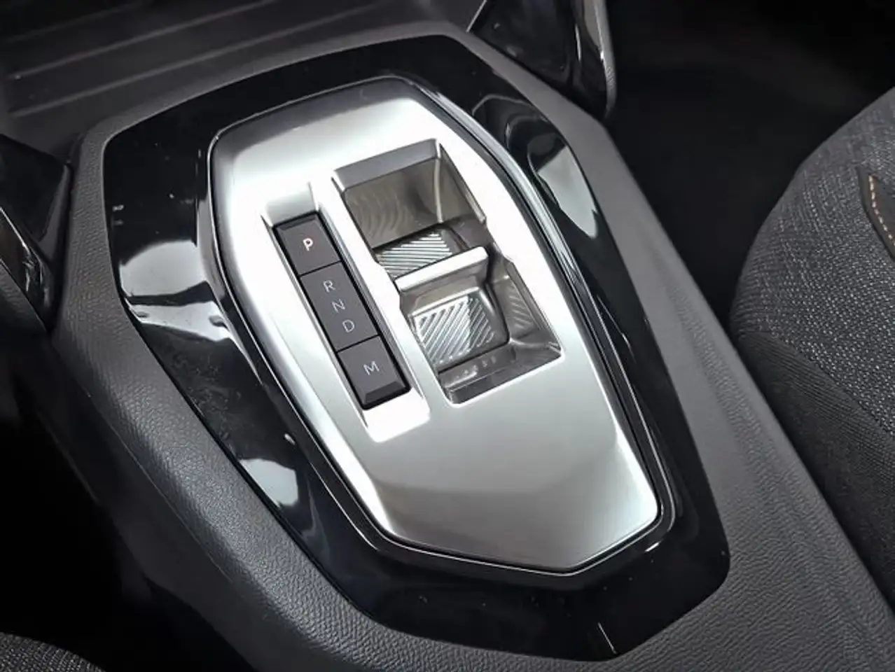 Peugeot 208 Style HYBRID 110 eDCS6 — معرض صور السيارة 26
