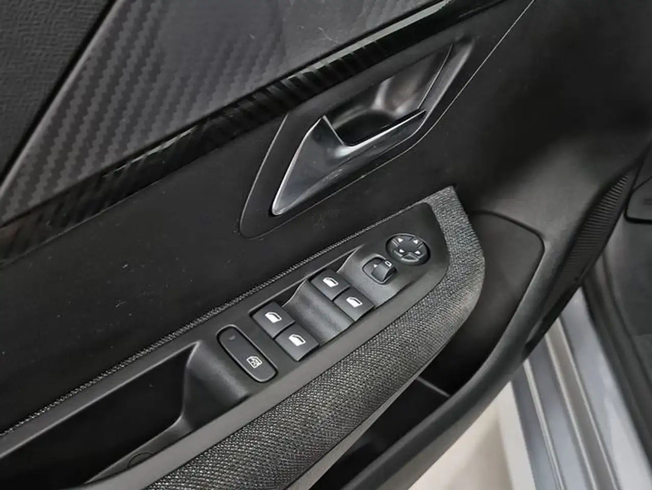 Peugeot 208 Style HYBRID 110 eDCS6 — معرض صور السيارة 12