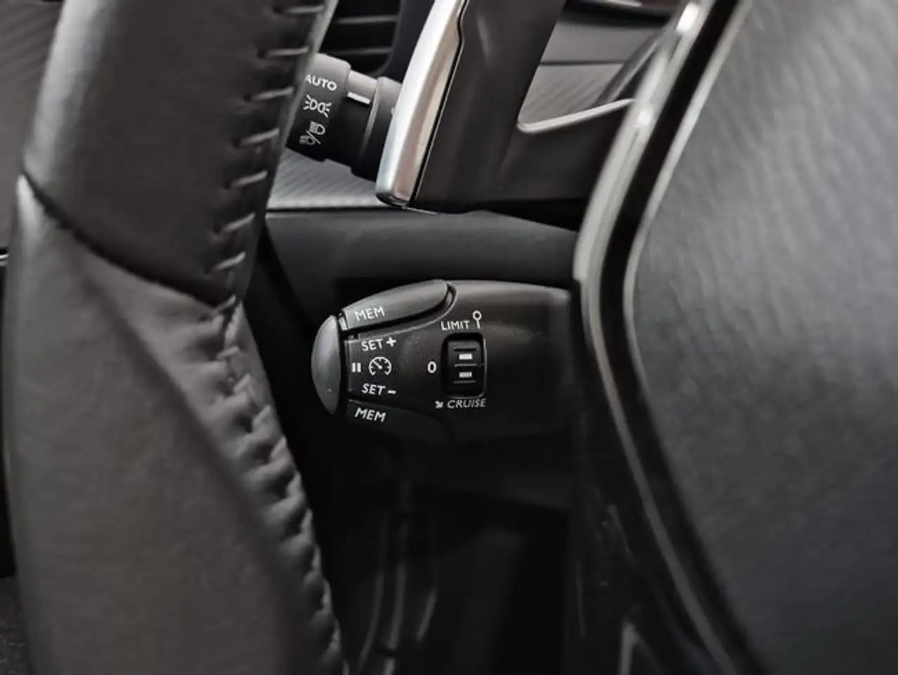Peugeot 208 Style HYBRID 110 eDCS6 — معرض صور السيارة 17