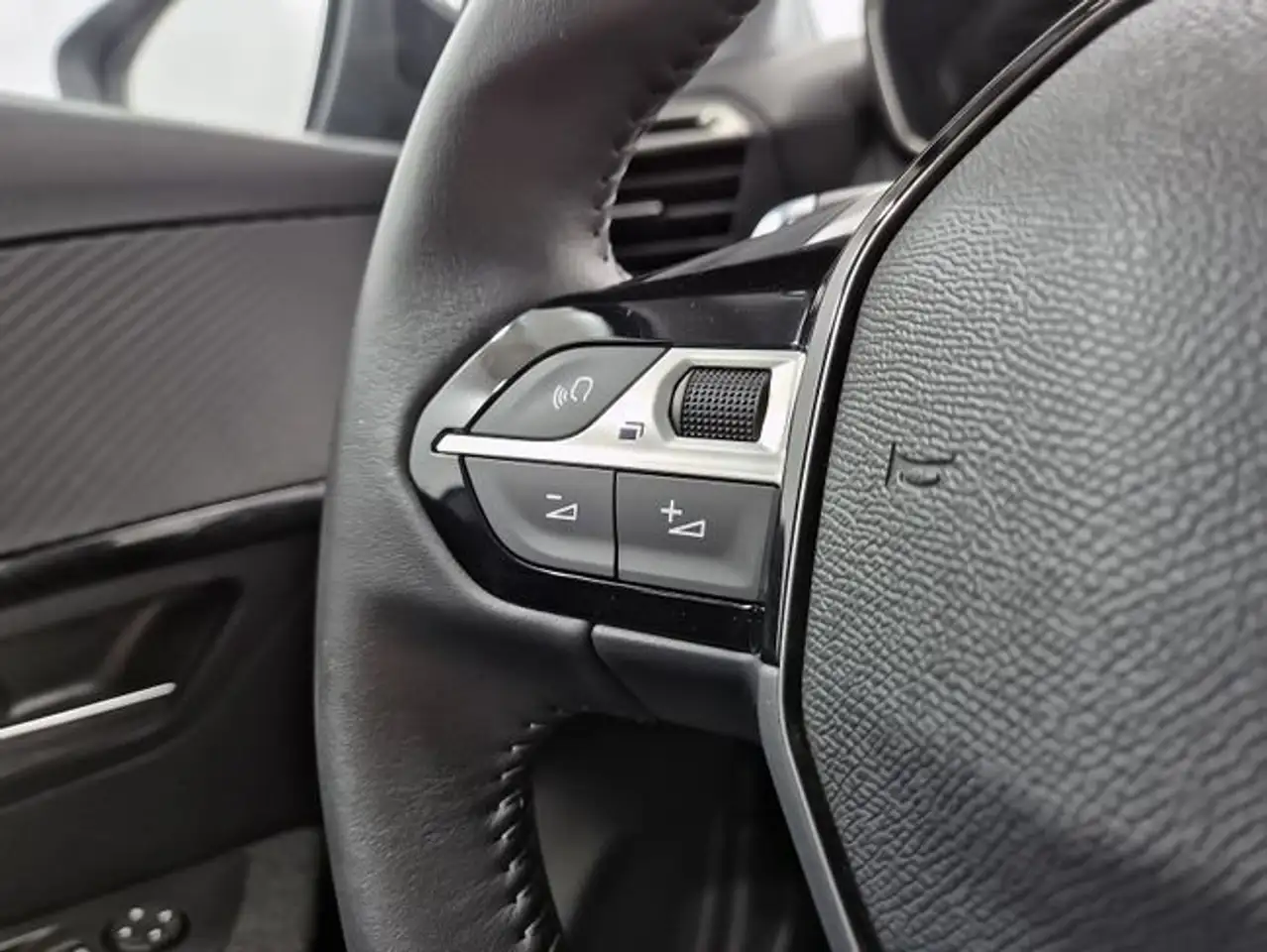 Peugeot 208 Style HYBRID 110 eDCS6 — معرض صور السيارة 18