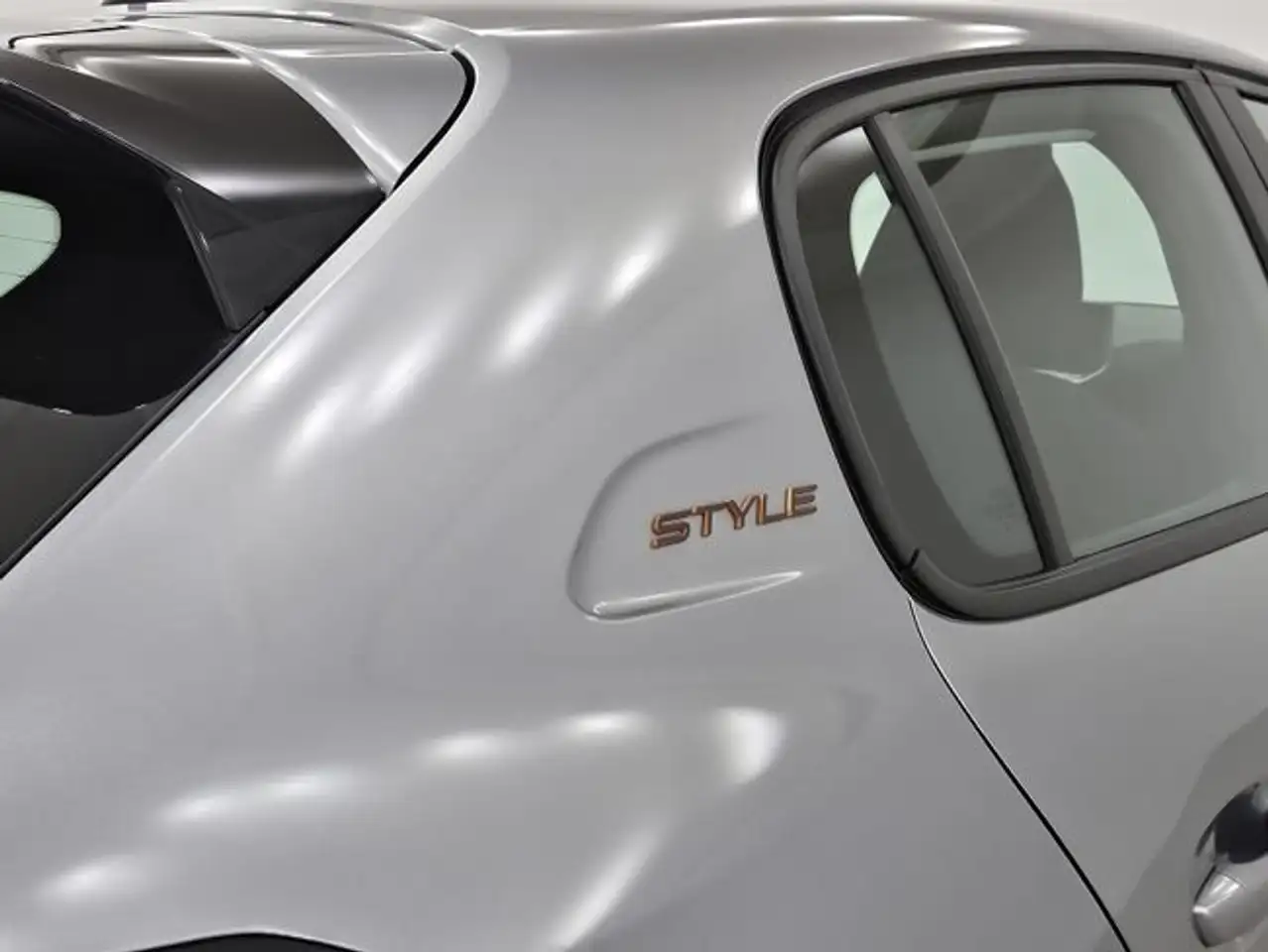 Peugeot 208 Style HYBRID 110 eDCS6 — معرض صور السيارة 32