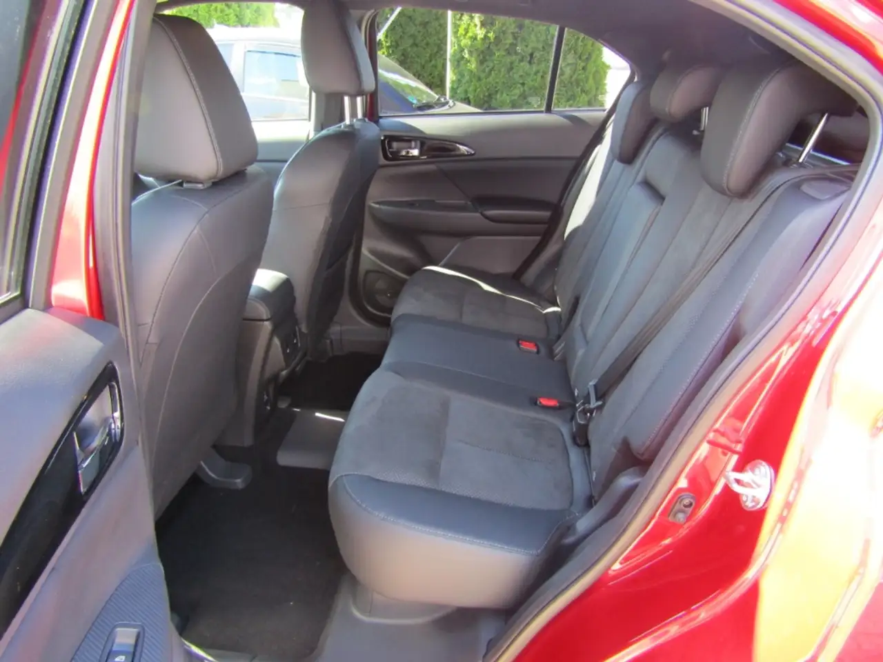 Mitsubishi Eclipse Cross PHEV Select Black 4WD 2.4 MIVEC NAVI LED ACC SHZ F — Galerie du véhicule 5