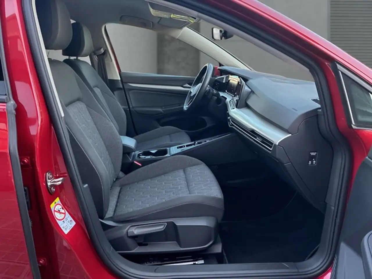 Volkswagen Golf VIII Lim. Move 1.0 eTSI DSG*LED*NAVI*SHZ* — معرض صور السيارة 13