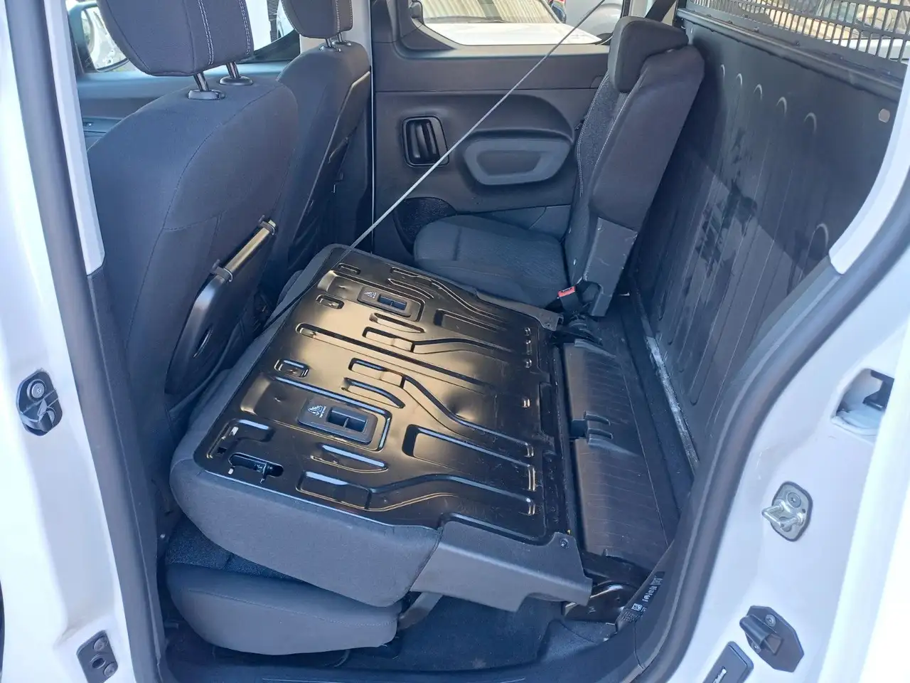 Peugeot Rifter N1 PT 110 Allure L2 , 2 Schiebetüren, — معرض صور السيارة 6