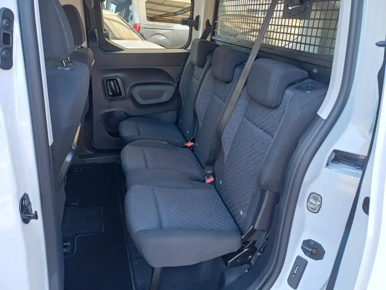 Peugeot Rifter N1 PT 110 Allure L2 , 2 Schiebetüren, — معرض صور السيارة 5