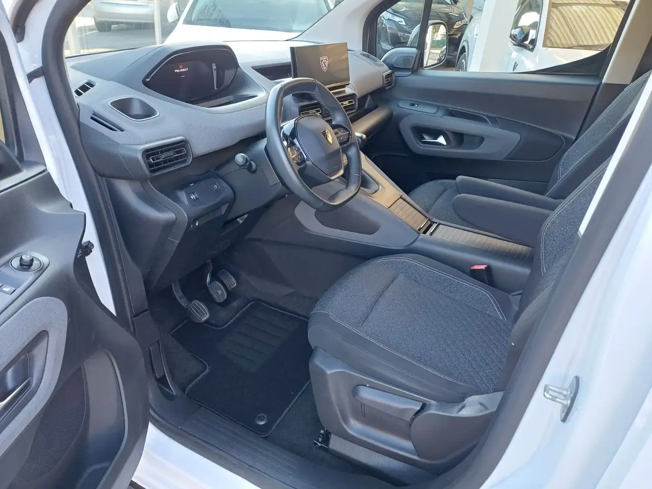 Peugeot Rifter N1 PT 110 Allure L2 , 2 Schiebetüren, — معرض صور السيارة 4