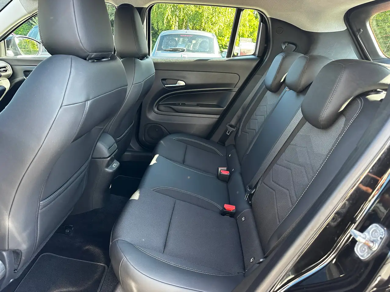 Jeep Avenger 1.2 GSE Altitude "schöner kleiner schwarzer" — معرض صور السيارة 10