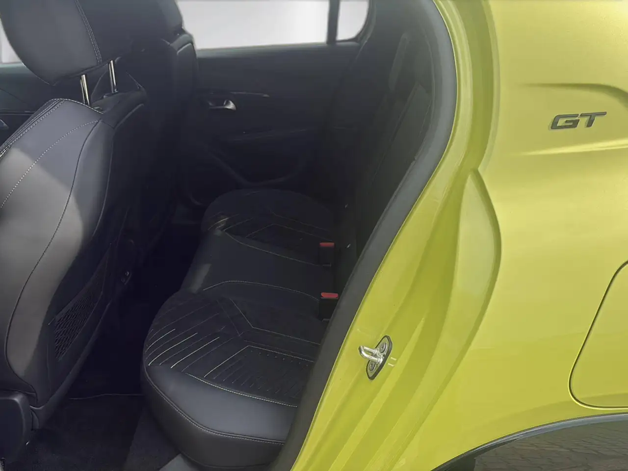 Peugeot 208 Hybrid 136 GT — Galería del vehículo 9