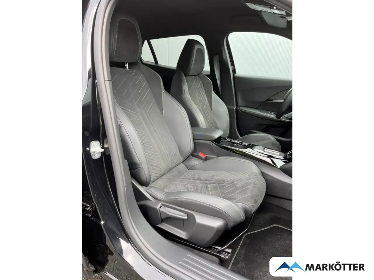 Peugeot 2008 GT PureTech130 Alcantara/Keyless/Massage — معرض صور السيارة 10