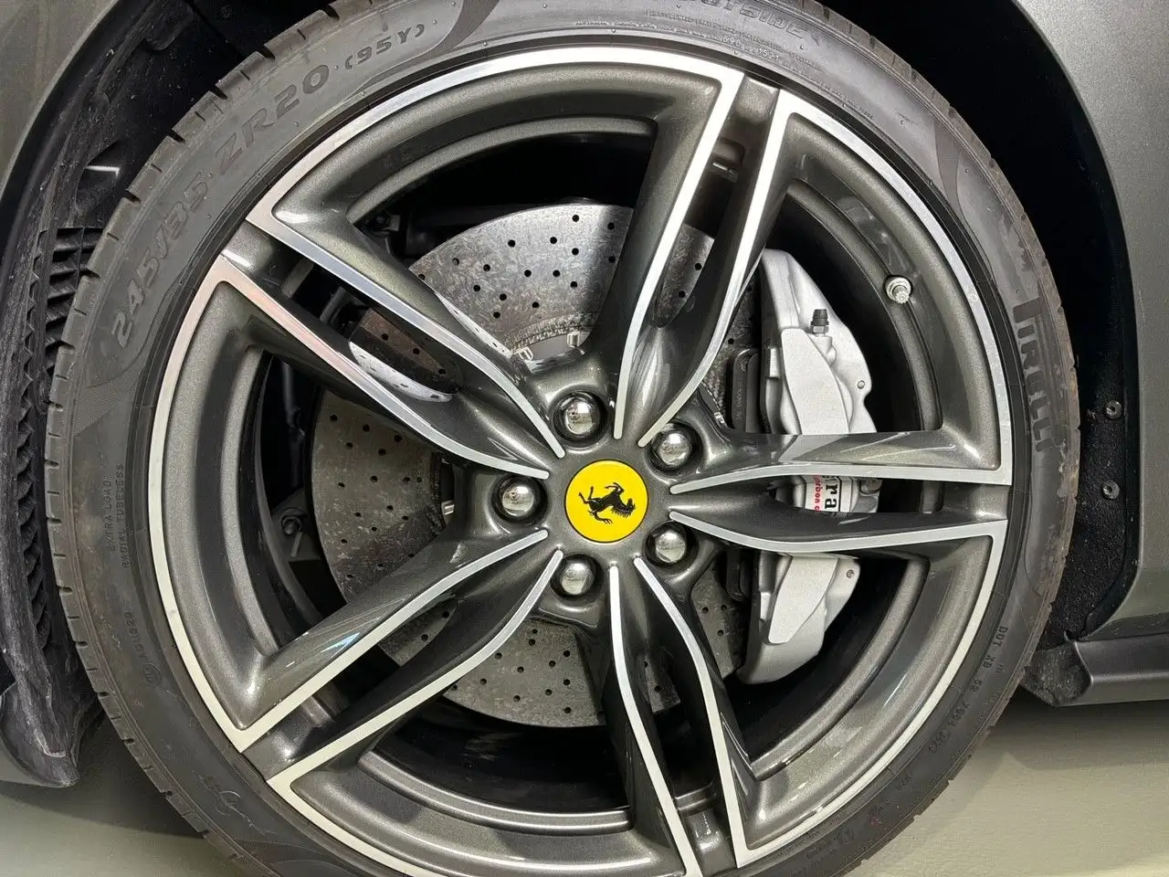 Ferrari Roma Carbon Grigio Silverstone JBL 8-fach — معرض صور السيارة 17