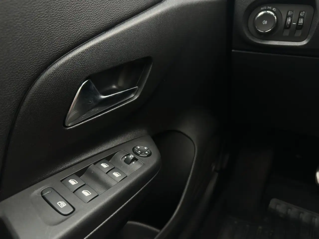 Opel Corsa F Premium "GS" Panorama/Voll-LED/Navi/DAB — Galerie du véhicule 15
