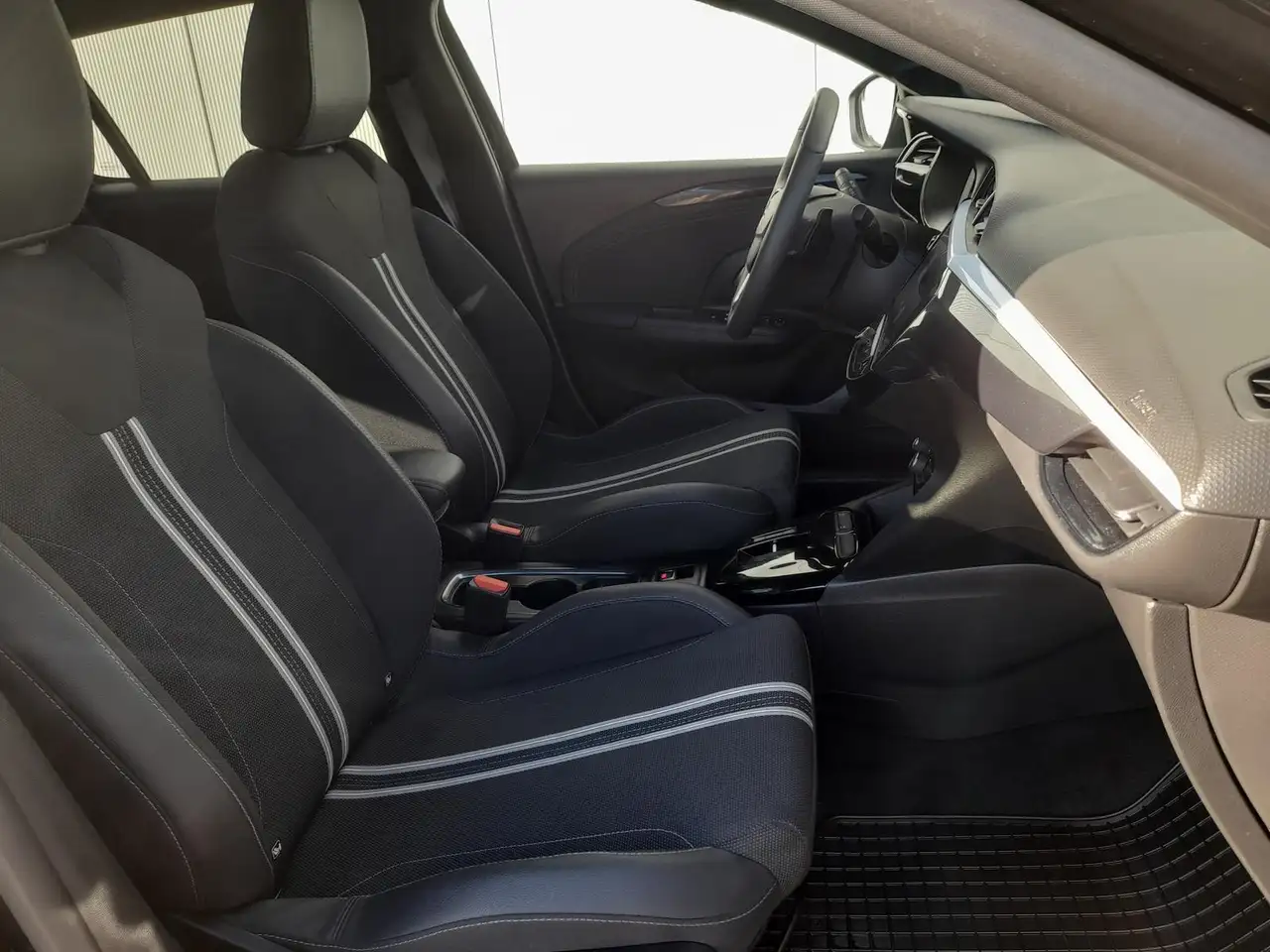 Opel Corsa F GS NAVI~SHZ~2xPDC~APP~RFK~LED~LHZ~DAB — Galerie du véhicule 19