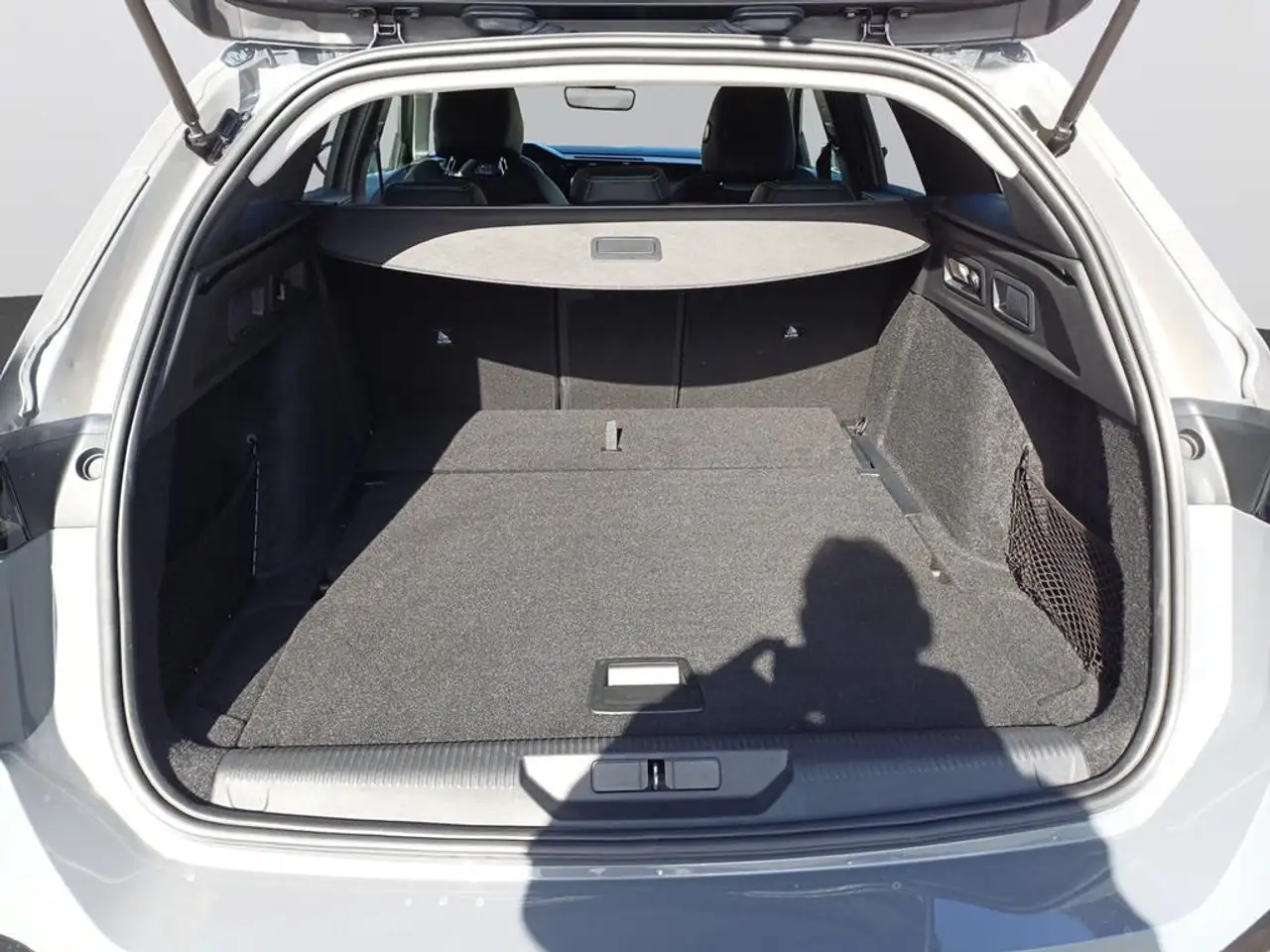 Peugeot 308 SW Allure HYBRID 136 e-DSC6 — معرض صور السيارة 6