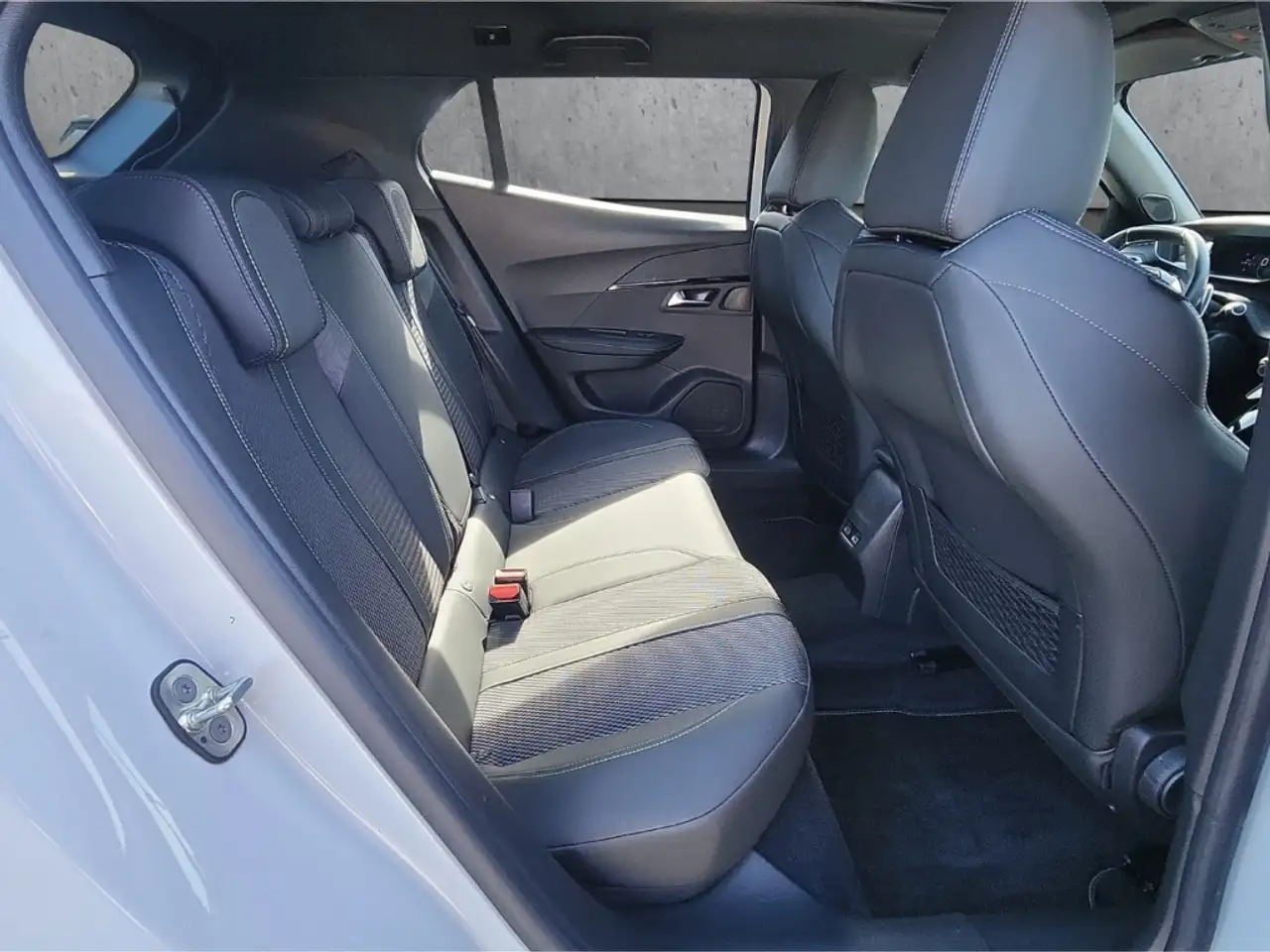 Peugeot 2008 GT PT130 EAT8 PANO Navi LED ACC Klimaautom Fahrerp — Galería del vehículo 14