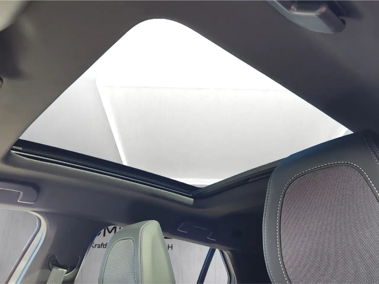 Peugeot 2008 GT PT130 EAT8 PANO Navi LED ACC Klimaautom Fahrerp — Galería del vehículo 17