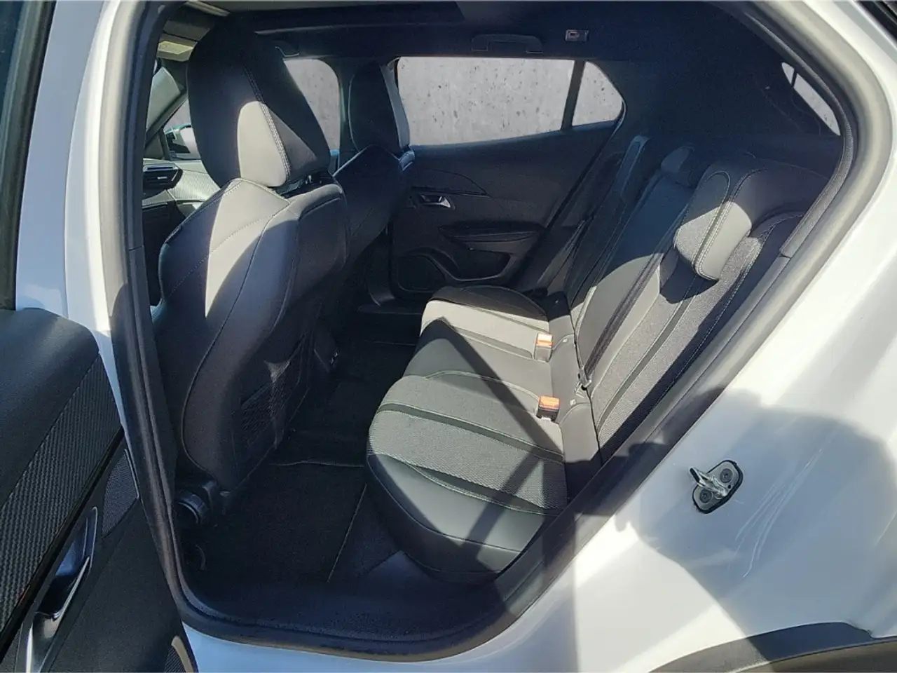 Peugeot 2008 GT PT130 EAT8 PANO Navi LED ACC Klimaautom Fahrerp — Galería del vehículo 8