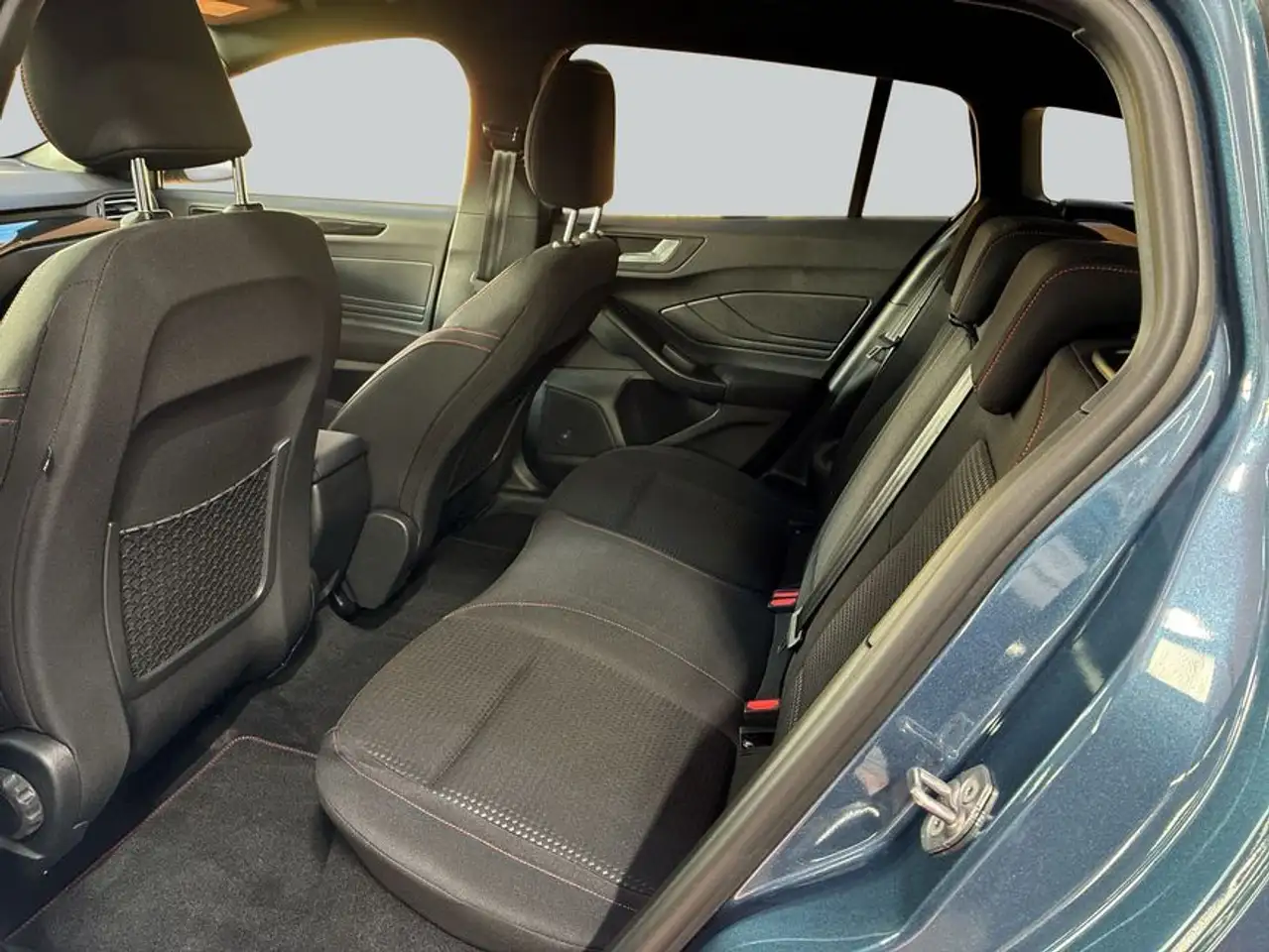 Ford Focus Turnier 1.0 EcoBoost Hybrid ST-LINE X — Vehicle gallery 10