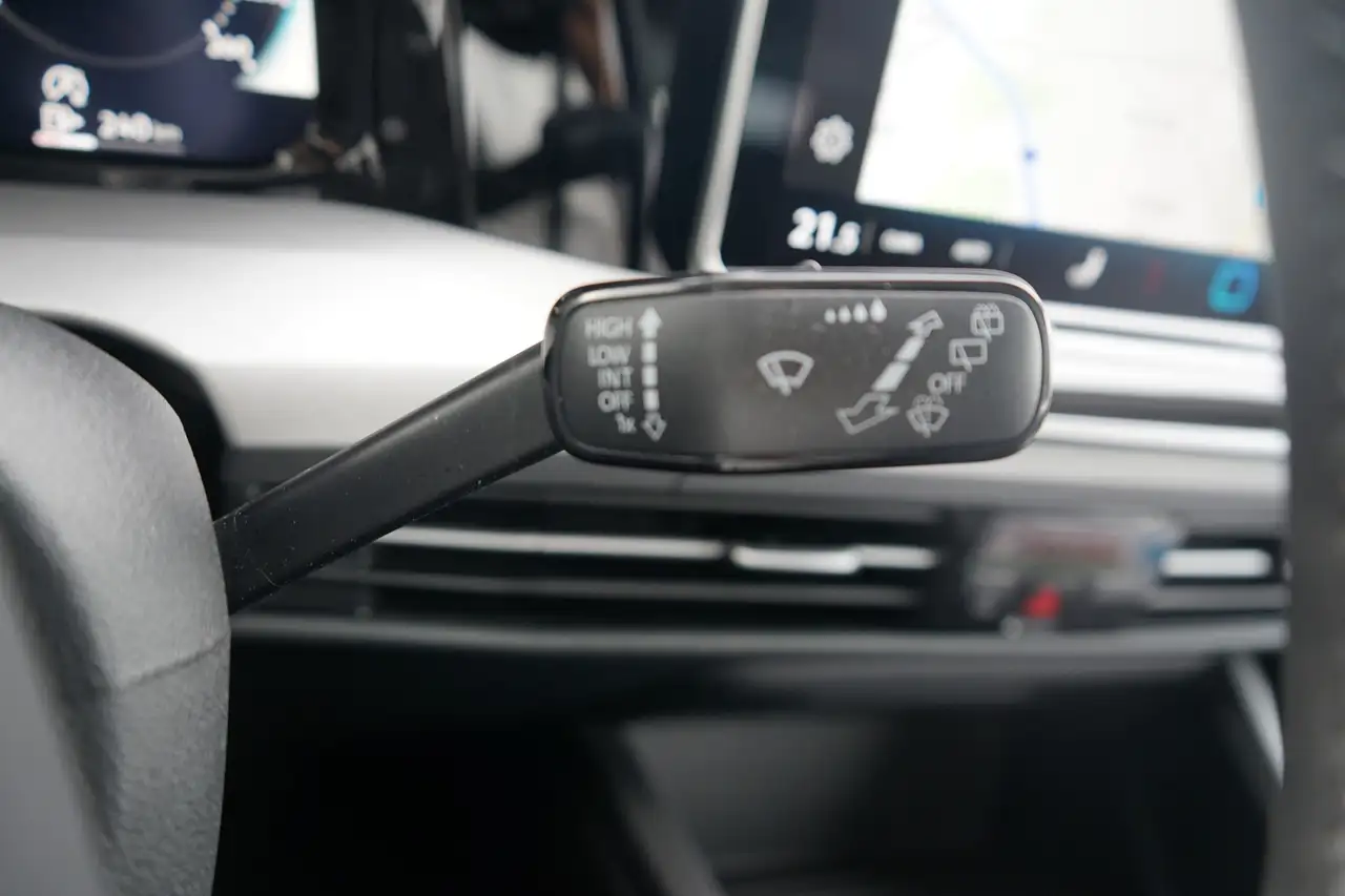 Volkswagen Golf 1.5 TSI Life LED Navi ACC Head-Up Totwinkel — معرض صور السيارة 23