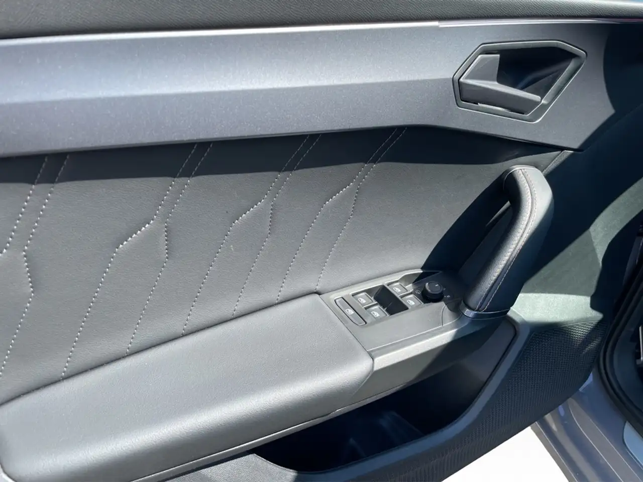 CUPRA Leon 2.0 TSI DSG VZ DCC PANO*MATRIX*VIRTUAL*NAV*ACC*... — Galería del vehículo 16