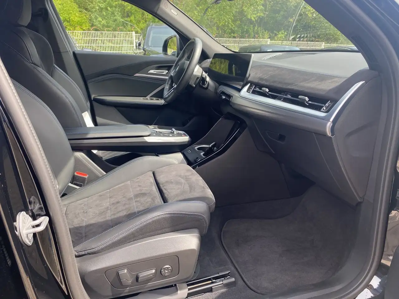 BMW iX2 eDrive20 M Sport Aut/AHK/Dr.As.Pl./NP:60650€ — Vehicle gallery 11