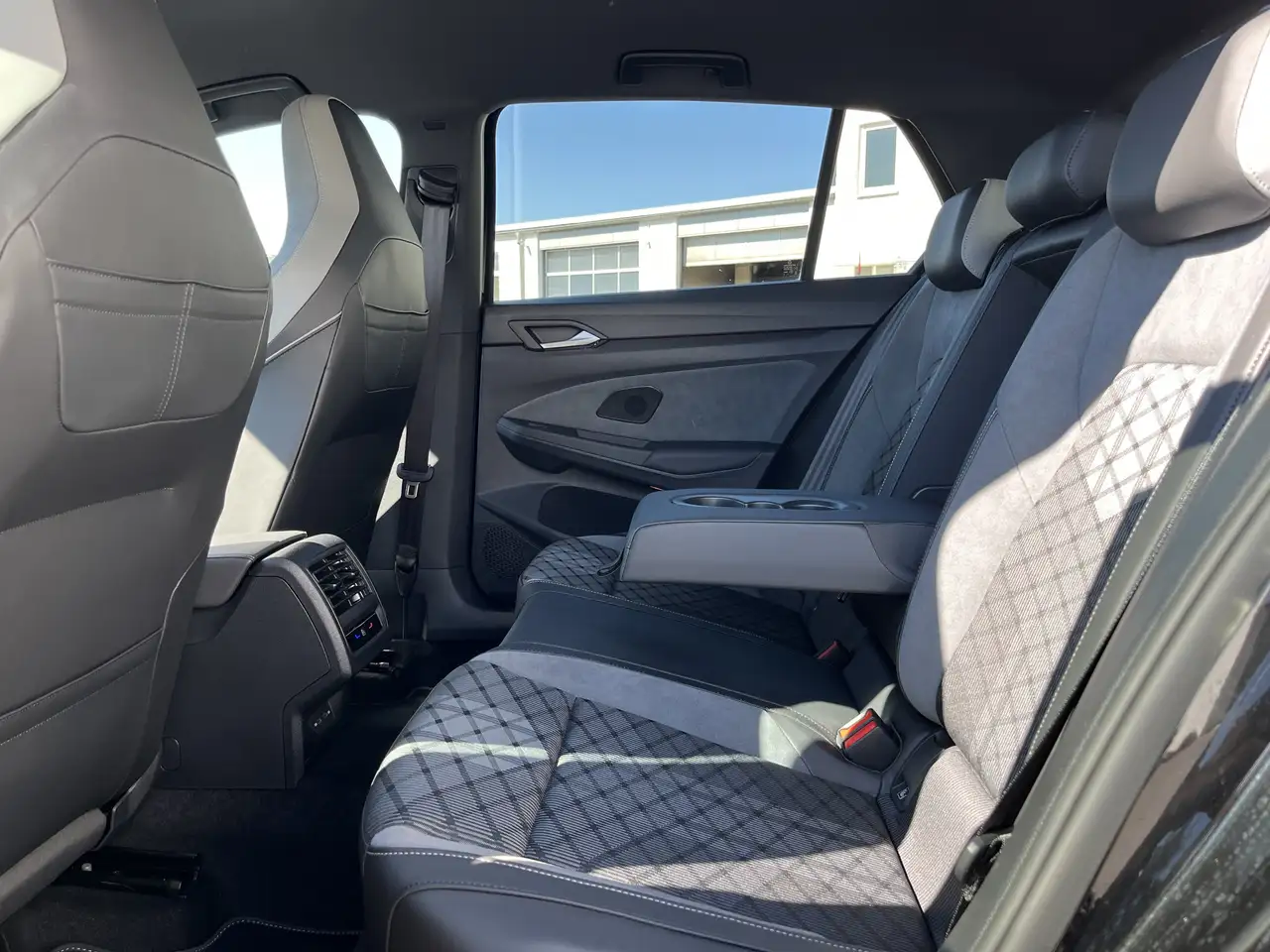 Volkswagen Golf 1.5 TSI DSG R-Line 2,99% Fin. AHK Navi TravelAssi — Vehicle gallery 17