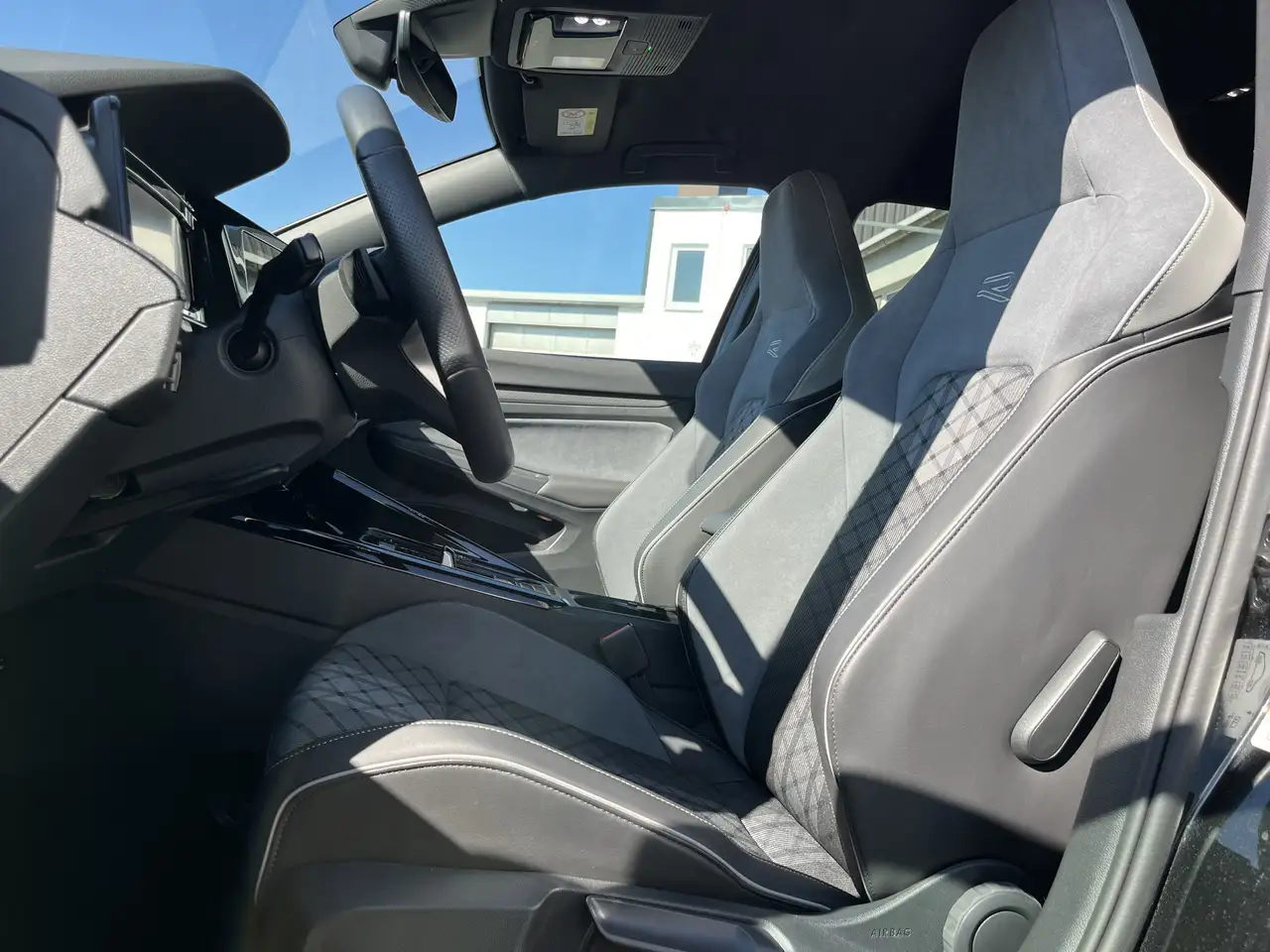 Volkswagen Golf 1.5 TSI DSG R-Line 2,99% Fin. AHK Navi TravelAssi — Vehicle gallery 13
