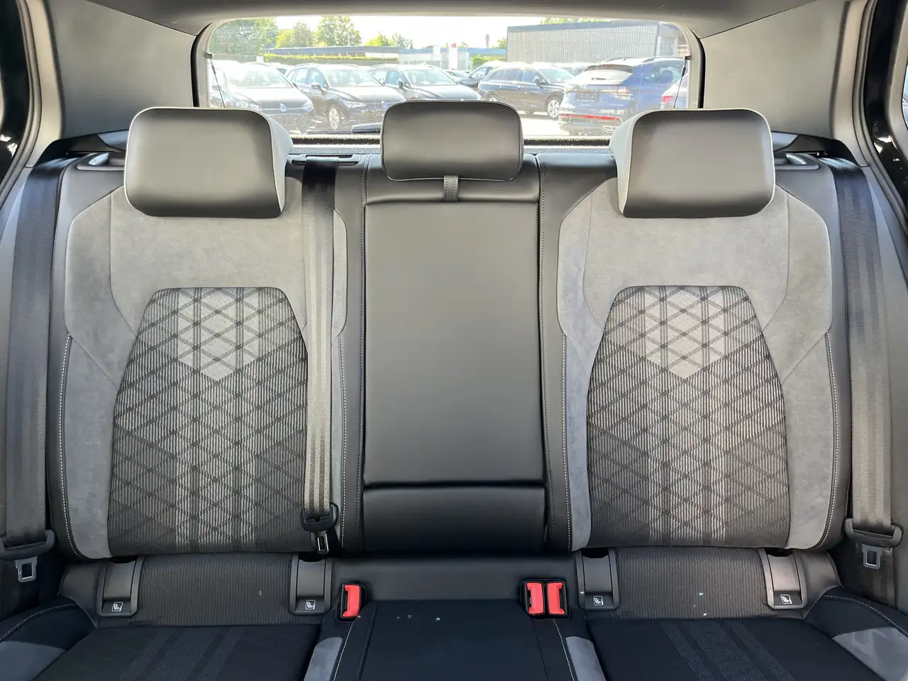 Volkswagen Golf 1.5 TSI DSG R-Line 2,99% Fin. AHK Navi TravelAssi — Vehicle gallery 18